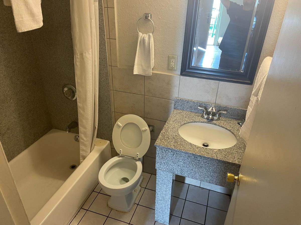Budgetel Inn And Suites - Луисвилл Экстерьер фото